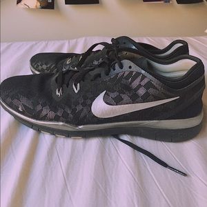 Unique Silver & Black Nike’s👟